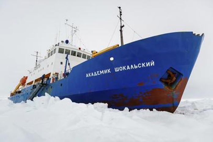 Navio de cientistas preso no gelo da Antártica aguarda ajuda australiana