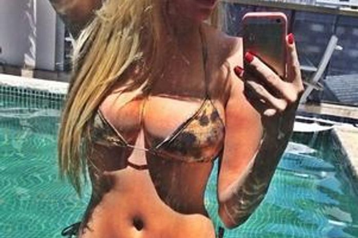 De biquíni e sem polêmicas tatuagens, Bárbara Evans posa para foto
