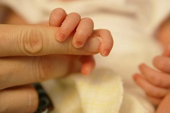 Bebê de 2 meses é abandonada em monte de areia e comove população