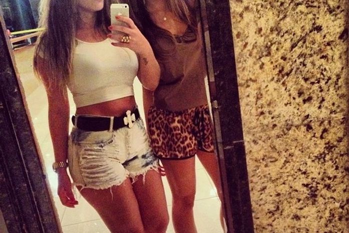 Ex-BBB Anamara mostra boa forma em Maceió com pernas à mostra