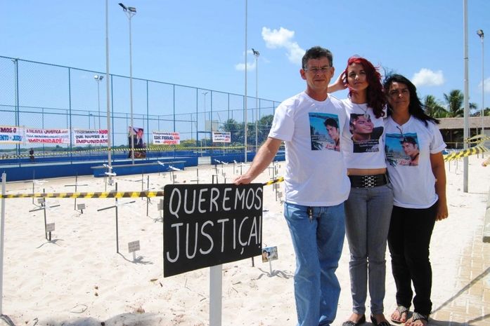 Familiares de modelo fizeram protesto em Marechal Deodoro
