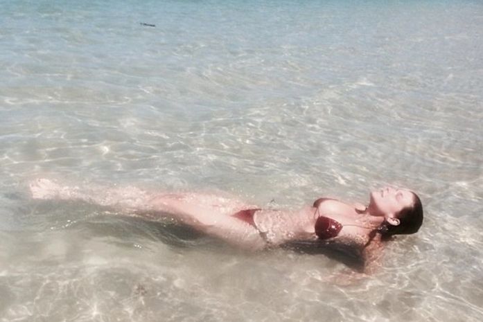 Cristiana Oliveira relaxa na praia em Alagoas e exibe boa forma