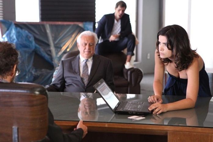 César não cai no papo de Aline e desconfia ao ser levado para um banco falso