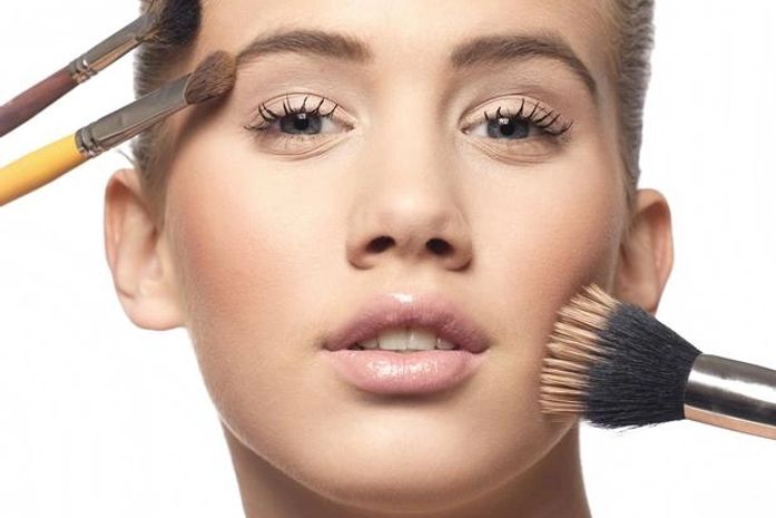 Maquiagem não envelhece a pele e pode substituir o protetor