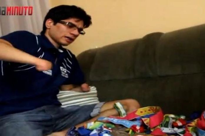 Yohansson Ferreira mostra algumas de suas medalhas