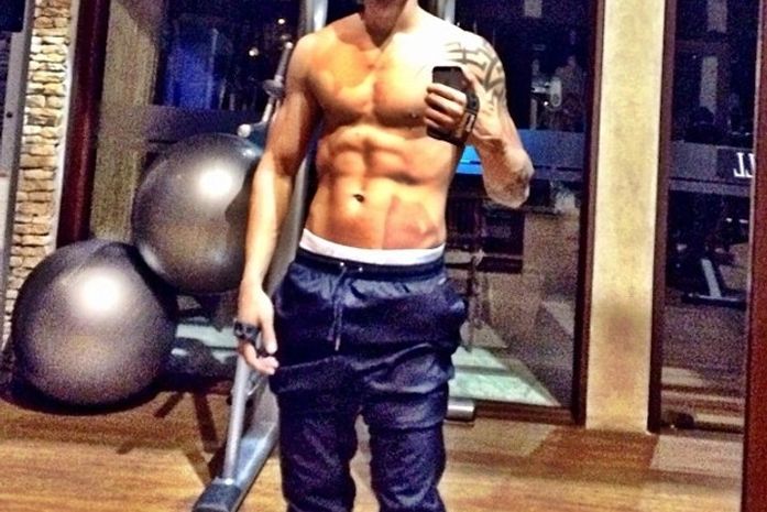 Sem camisa, Gusttavo Lima mostra barriga sarada em academia