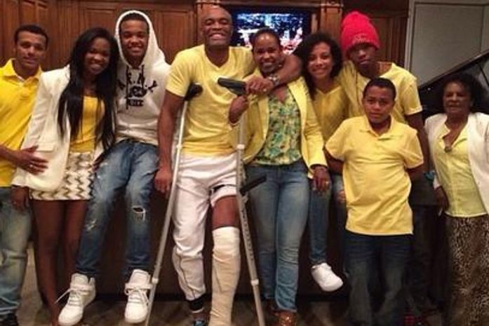 Anderson Silva posta foto com família e agradece apoio dos fãs