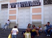 Servidores da ALE em frente ao prédio