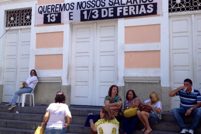Servidores da ALE em frente ao prédio