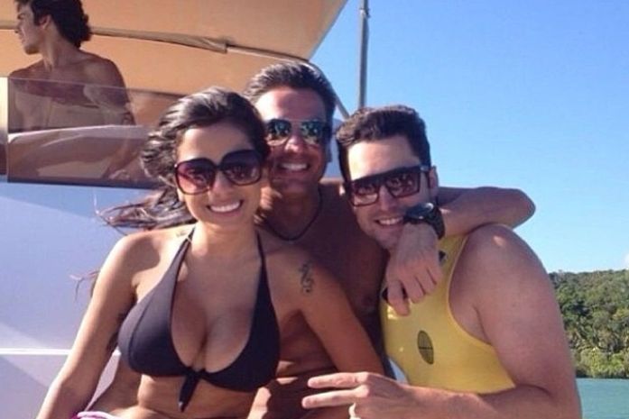 Anitta posta nova foto de passeio de barco na Barra de São Miguel