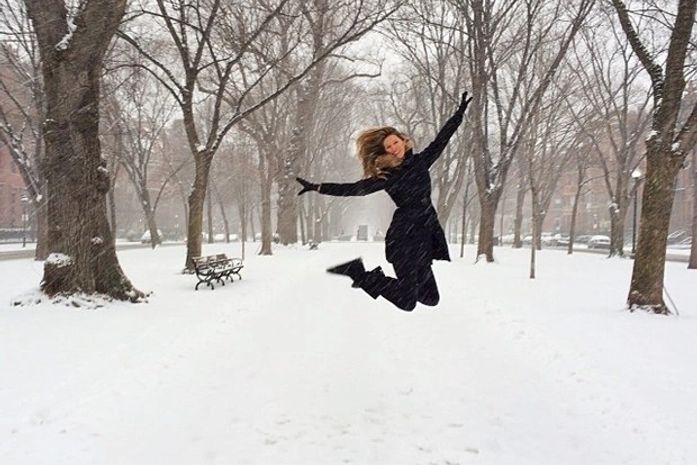 Gisele Bündchen se diverte na neve: 'Estou voando! Congelando'