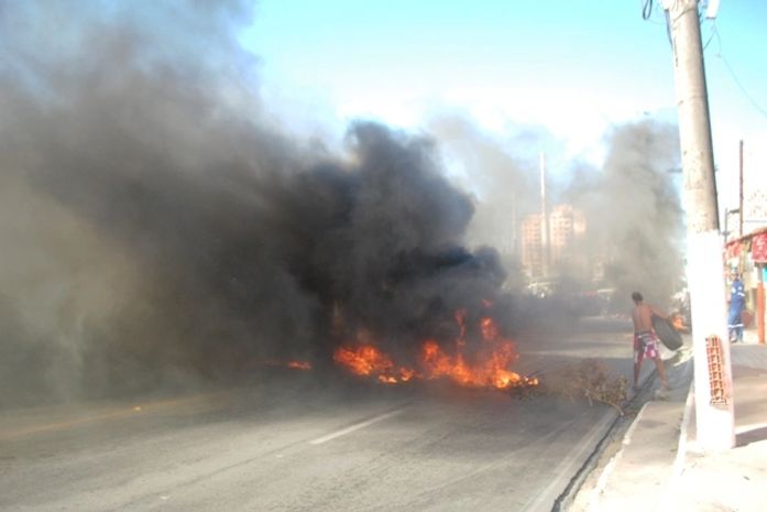 Protesto fechou várias vias em Cruz das Almas
