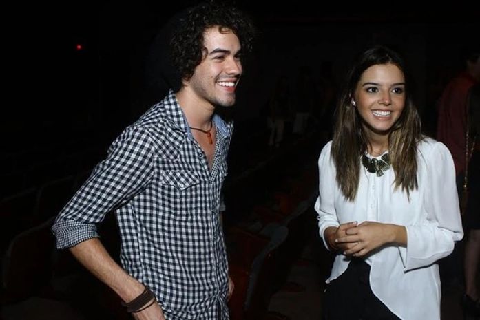 Sam Alves confere peça de Giovanna Lancellotti
