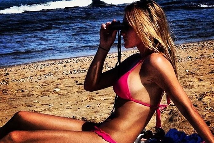 Fiorella Mattheis posa de biquíni e exibe boa forma em praia no Havaí