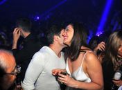 Claudia Raia se diverte com namorado em boate de Florianópolis