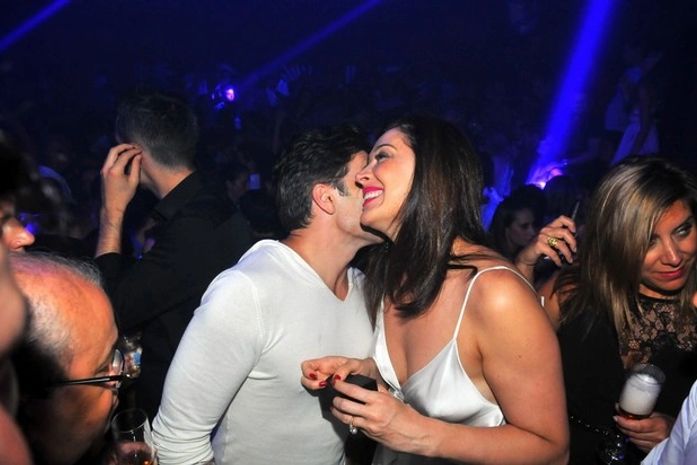 Claudia Raia se diverte com namorado em boate de Florianópolis