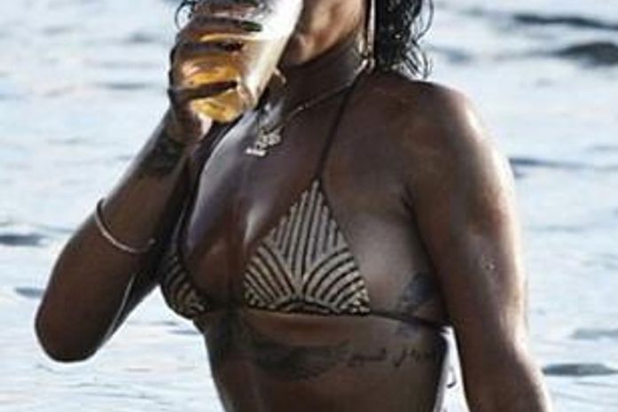Rihanna usa biquíni com 2.638 cristais que custa R$ 2,3 mil