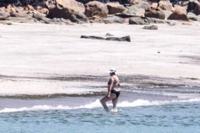 Dilma toma banho de mar em praia isolada na Bahia