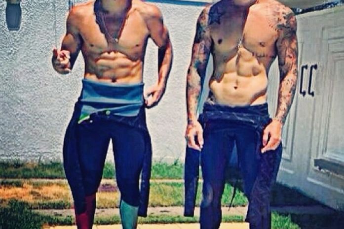 Que calor! Caio Castro e Felipe Titto mostram os tanquinhos