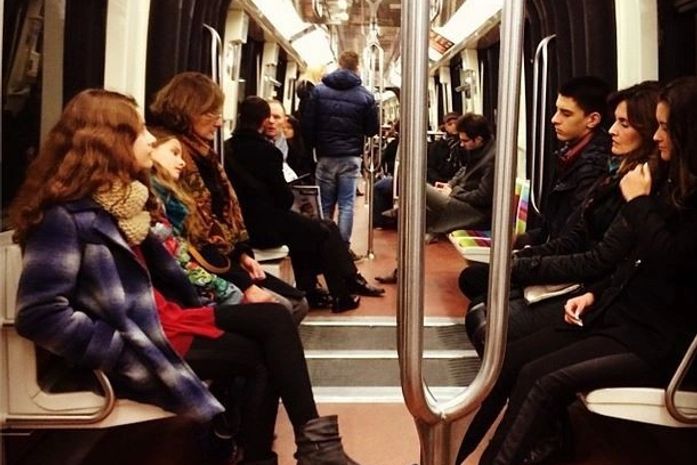 Em Paris, Fátima Bernardes e William Bonner andam de metrô com os filhos