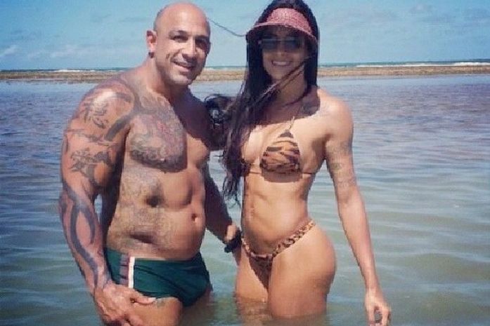 Aline Riscado e o marido exibem seus corpos saradões em praia de Maceió