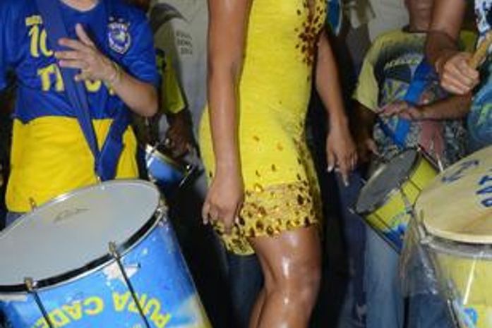 Carnaval 2014: de vestidinho, Juliana Alves samba em festa da Unidos da Tijuca