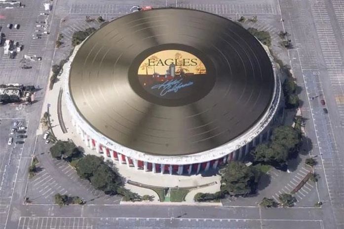 Ginásio é reinaugurado em Los Angeles ostentando o maior disco do mundo
