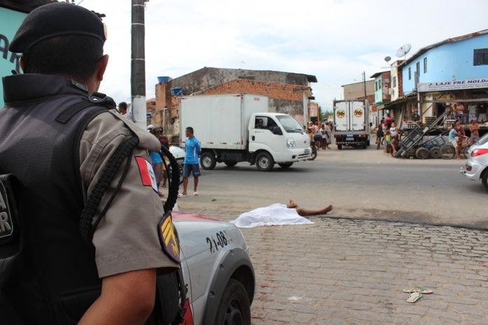 Jovem teve corpo arrastado até avenida