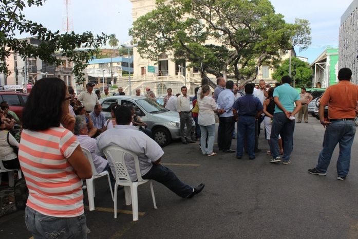 Servidores da ALE durante vigília