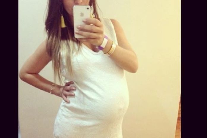 Namorada de Henri Castelli exibe barrigão de grávida: 'Chegou a hora'