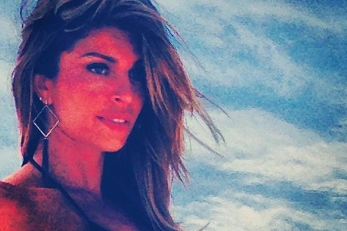 Grazi Massafera posa de biquíni e cabelos ao vento