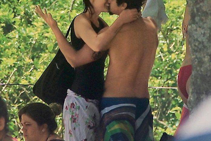 É namoro? Caio Castro e Maria Casadevall são flagrados aos beijos em Paraty