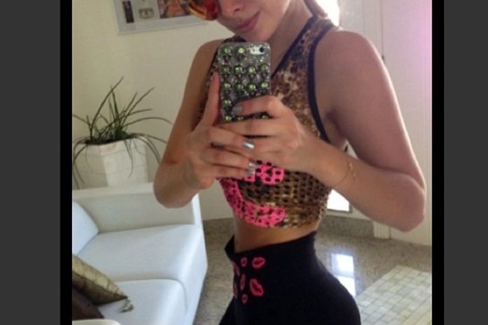 Rayanne Morais volta a exibir cintura fina em rede social