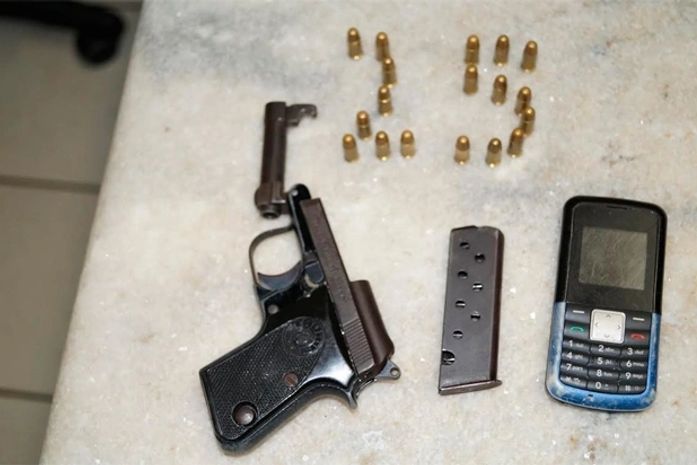 Polícia apreende adolescente com arma de fogo e munições 