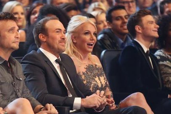 Ao lado do namorado, Britney Spears assiste ao show de Justin Timberlake