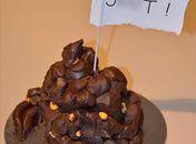 Confeiteira briga com cliente e entrega bolo em formato de fezes