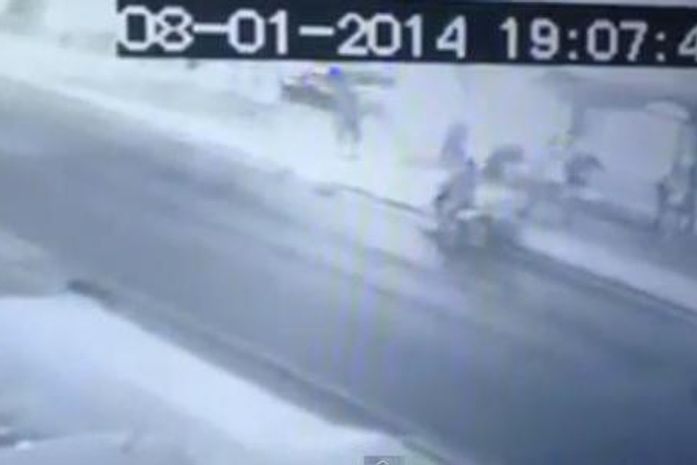 Vídeo flagra assalto a ponto de ônibus no bairro da Jatiúca