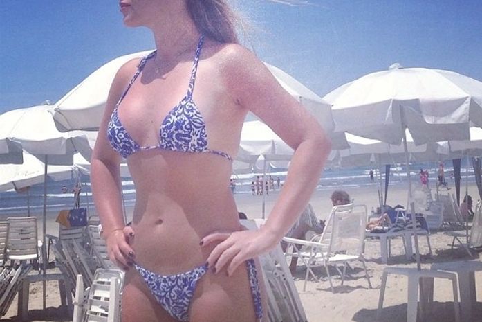 Iris Stefanelli mostra corpo em forma em foto de biquíni na praia