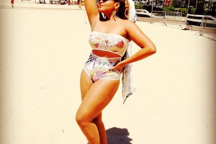 Gaby Amarantos posa de biquíni e exibe boa forma: 'Sensualizando'