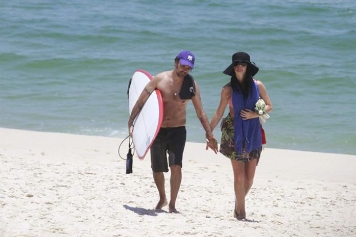 Grávida, Alinne Moraes curte praia ao lado do marido