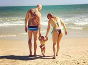 Sheila Mello e Xuxa passeiam com a filha na praia