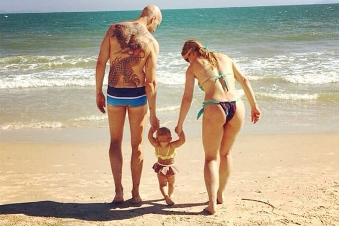 Sheila Mello e Xuxa passeiam com a filha na praia