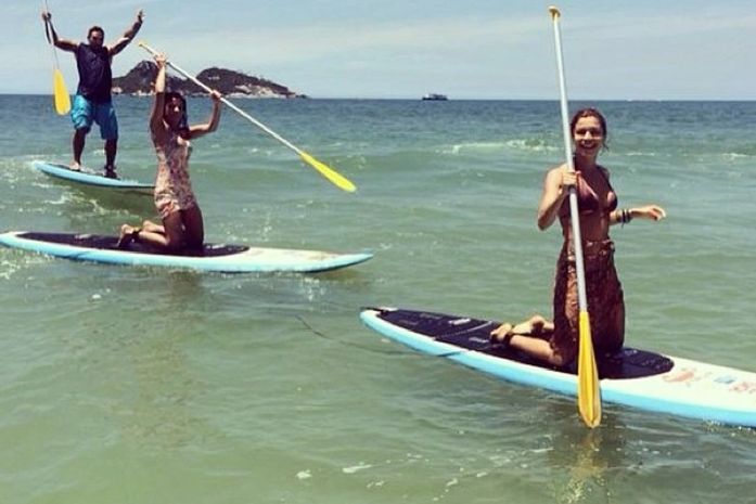 Grazi Massafera volta à praia e faz stand up paddle com Ana Lima