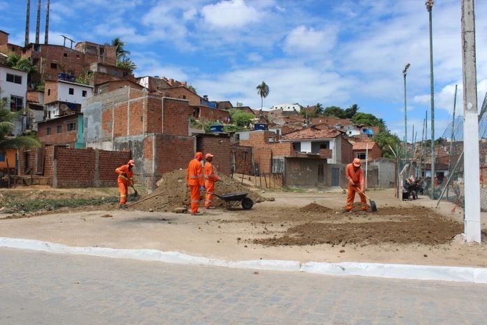Agentes da Slum f azem limpeza no canal