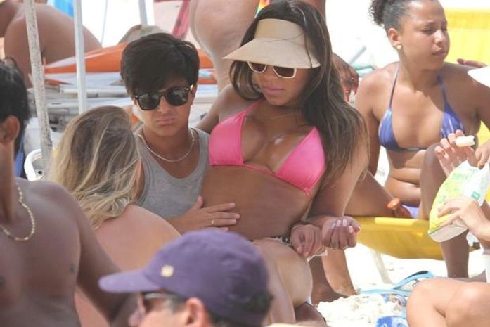 Thammy Miranda aproveita praia com a namorada no Rio