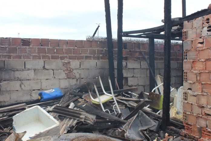 Barraco ficou totalmente destruído