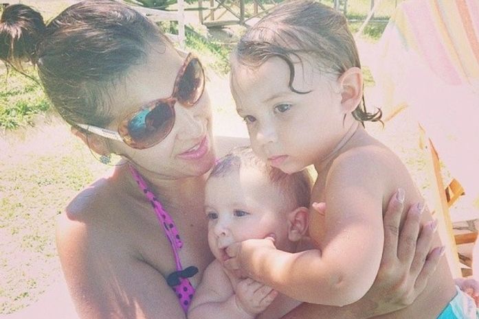 Mais magra, Priscila Pires curte praia com os filhos: 'Meus peixinhos!'