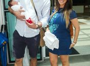 Henri Castelli deixa a maternidade com a filha Maria Eduarda