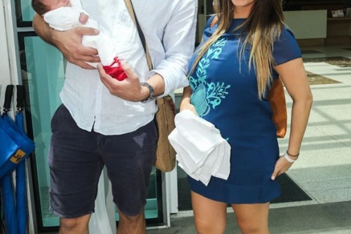 Henri Castelli deixa a maternidade com a filha Maria Eduarda