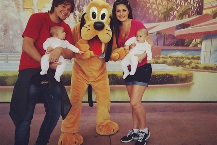 Leandro e Natália Guimarães posam com as gêmeas ao lado de Pluto